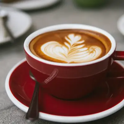 Cappuccino punaisessa kupissa